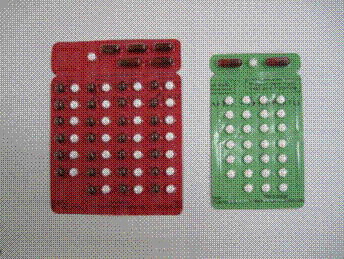 写真：MDTの薬剤パック（4週間分）左（赤）多菌型治療用 右（緑）少菌型治療用